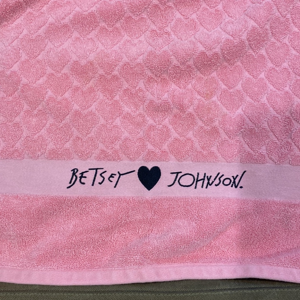 Betsy Johnson Sculptured Hearts Bath Towel
